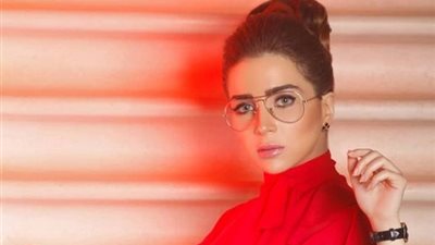 مي عز الدين تتألق بـ«فستان أحمر» في أحدث جلسة تصوير