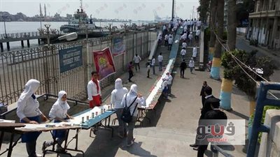 بالصور... بورسعيد تحتفل بيوم اليتيم بأكبر «سندوتش» في العالم