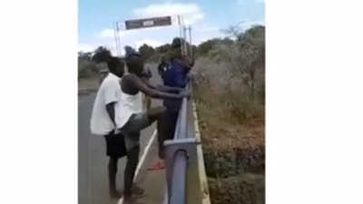 بالفيديو.. متهوران يقفزان في المياه بين الصخور