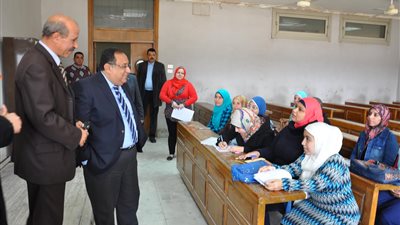 رئيس جامعة حلوان يتابع سير الدراسة بالكليات
