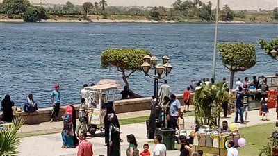 الآيس كريم والموتسيكلات.. من مظاهر الاحتفال بشم النسيم بالأقصر (صور)