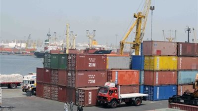 وصول 23 ألف طن فحم بترولي لميناء سفاجا