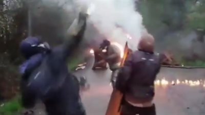 متظاهر يحرق نفسه خلال احتجاجات في فرنسا (فيديو)