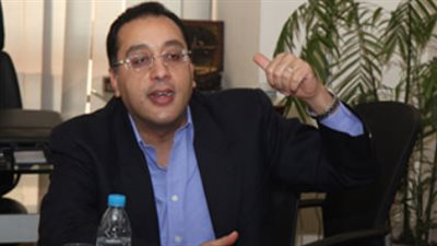 وزير الإسكان يغادر مطار القاهرة إلى فرنسا