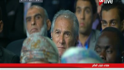 مانويل جوزيه يغالب دموعه أثناء كلمة لفتاة اغتصبها الدواعش