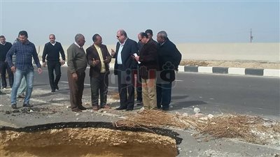 رئيس مدينة فايد يعاين موقع انهيار طريق أبو سلطان القاهرة (صور)