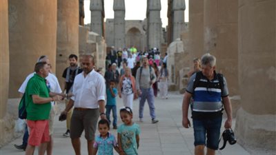 7 آلاف و900 زائر يحتفلون بشم النسيم وسط آثار الأقصر (صور)