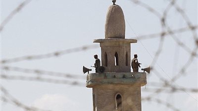 مجندان يعتليان مأذنة مسجد برفح تتصدر أهم صور الأخبار العالمية