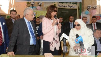 بالصور.. نبيلة مكرم تكرم أسر شهداء الجيش والشرطة في يوم اليتيم