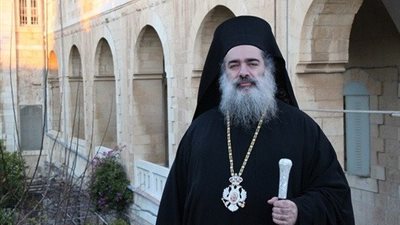 مطران الروم الأرثوذكس في القدس: نعيش غرباء في مدينتنا
