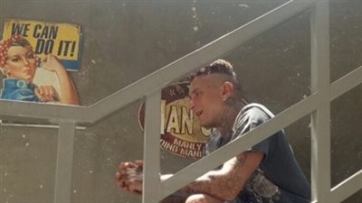 أحمد الفيشاوي يثير الجدل ببنطال ممزق في أحدث صورة