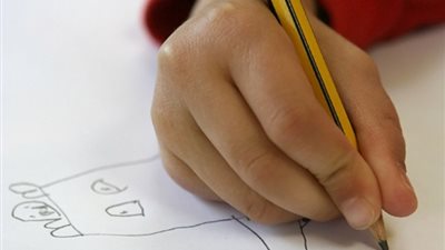 للأمهات..7 نصائح لحماية طفلك من مخاطر القلم الرصاص