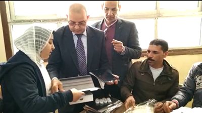 تعليم بورسعيد يتابع عملية توزيع التابلت (فيديو)
