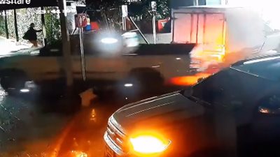 سائق مخمور يطيح بسيارات داخل محطة وقود (فيديو)