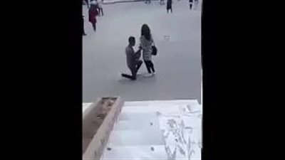 شاهد رد فعل فتاة طلب حبيبها الزواج منها في الجامعة