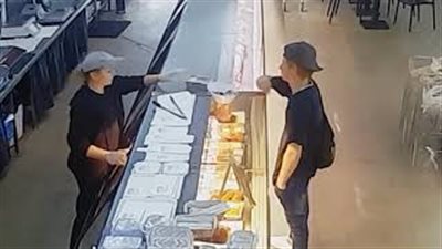 لص يخبئ المكرونة الساخنة أسفل ملابسه (فيديو)