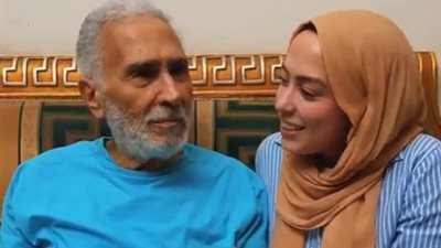 بعد طلبها بتقبيله.. عبد الرحمن أبو زهرة لحفيدته: البوسة بـ«50 جنيه» (فيديو)