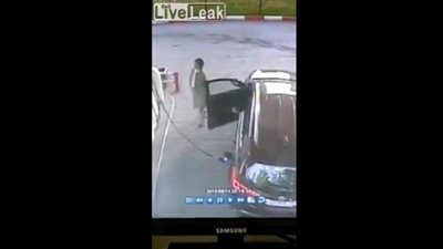 غباء امرأة تزود سيارتها بالبنزين (فيديو)