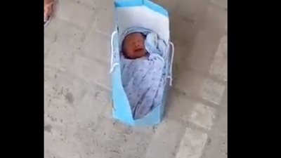 لحظة عثور الأهالي على رضيع ملقى في الشارع بالكويت (فيديو)