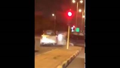 تهور سائق يتسبب في انقلاب سيارة ( فيديو)