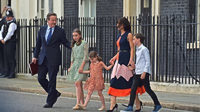 بالفيديو والصور.. لحظات مغادرة كاميرون مقر الحكومة البريطانية عقب الاستقالة