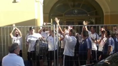 جماهير الأرجنتين تحفز اللاعبين أمام الفندق قبل مواجهة نيجيريا (فيديو)