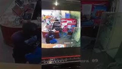 لحظة هجوم لصين على محل وسرقته (فيديو)