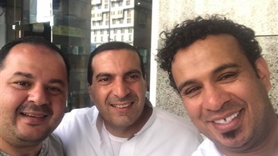 بالصور.. محمود الليثي يلتقط «سيلفي» مع عمرو خالد في الحرم المكي