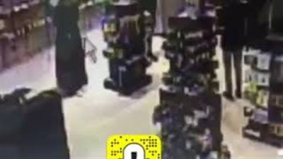 رد فعل فتاة حاول رجل الاعتداء عليها (فيديو)