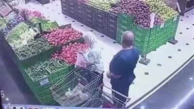 لحظة سرقة محفظة نقود من سيدة (فيديو)