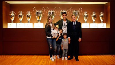 بالصور.. رئيس ريـال مدريد يكرم «أربيلو» بعد رحيله