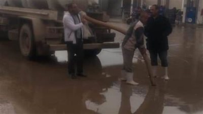 شوارع الإسكندرية تغرق في مياه الأمطار.. والأحياء تتسلح بسيارات الكسح| صور