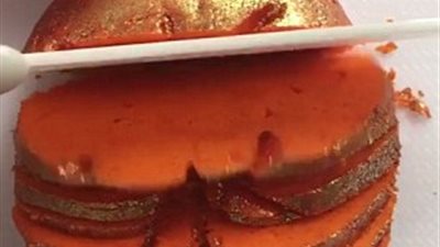 بالفيديو والصور.. فتاة تقطع كرات الفقاعات تثير ضجة