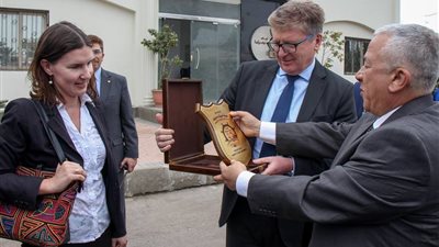 وفد من الاتحاد الأوروبي يجري جولات برية وبحرية بميناء دمياط (صور)