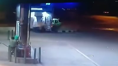 لحظة اقتحام سيارة مسرعة محطة وقود (فيديو)