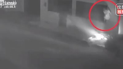 لحظة نجاة رجل من حادث دهس بأعجوبة (فيديو)