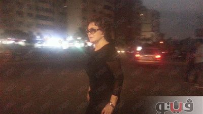 بالفيديو والصور.. وصول يسرا ولبلبة لعزاء والدة ليلى علوي