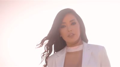 كاميليا ورد تعيد توزيع «كل شيء وارد» (فيديو)