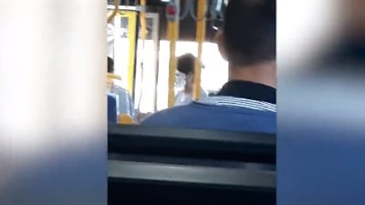 لقطات غريبة لامرأة ترتدي قناع الوجه داخل حافلة (فيديو)