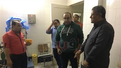 وكيل «صحة قنا» يتفقد مصابي حادث طريق «طوبيا» بنجع حمادي (صور)