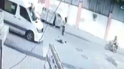 رد فعل صادم لسائق دهس طفل صغير (فيديو)