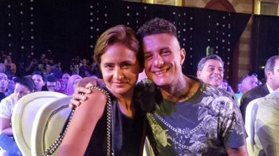 أحمد الفيشاوي يثير الجدل بحضنه لنيللي كريم بعد صورة القبلة