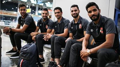 بعثة فريق الكرة بالأهلي تغادر مطار القاهرة إلى إسبانيا
