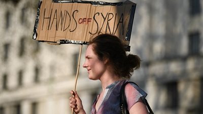 بالصور.. مظاهرة ضد هجوم ترامب على سوريا في بريطانيا