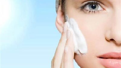 هل كريم الأساس واقي الشمس يغني عن كريم الحماية؟