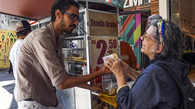 بالفيديو والصور.. اعتداء عنصري على مصري في البرازيل يحوله إلى بطل