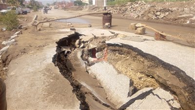 هبوط أرضي مفاجئ أمام مجمع مدارس السنطة في الغربية (صور)