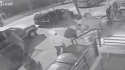 لقطات مروعة للحظة اعتداء مجموعة من الأشخاص على رجل (فيديو)