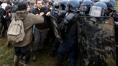 اشتباكات آلاف المتظاهرين مع الشرطة الفرنسية تنديدا بإنشاء مطار (صور)