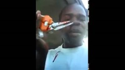 بالفيديو.. شاب يهاجم صديق حبيبته بـ «مقص»